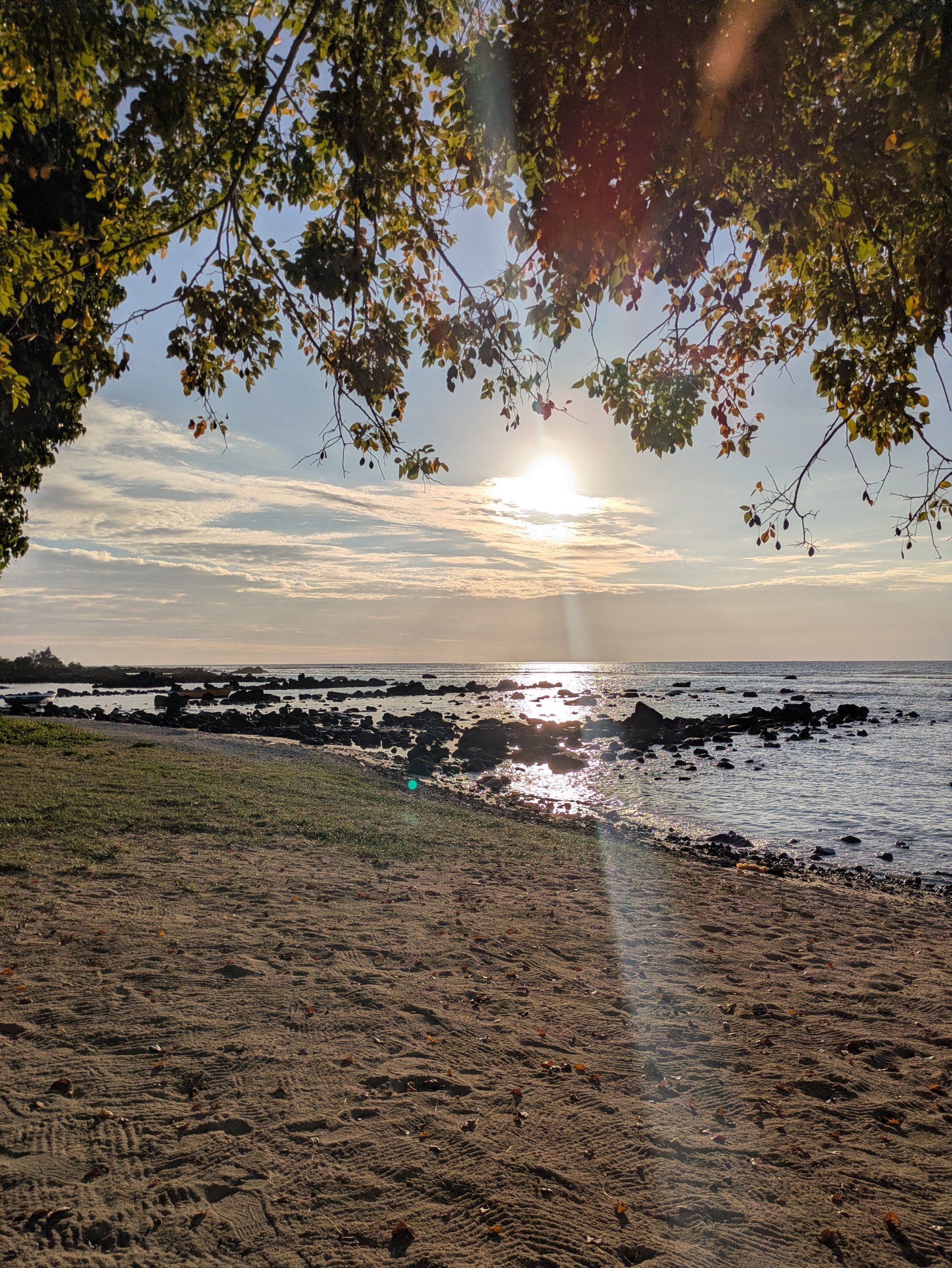 Costa rochosa ao pôr do sol